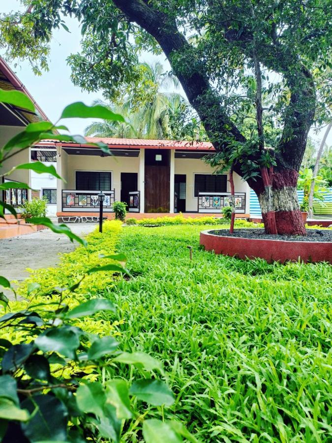 Happy Holiday Alibaug 호텔 알리바그 외부 사진